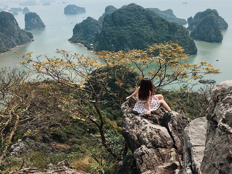 Cảnh quan từ đỉnh Núi Bài Thơ