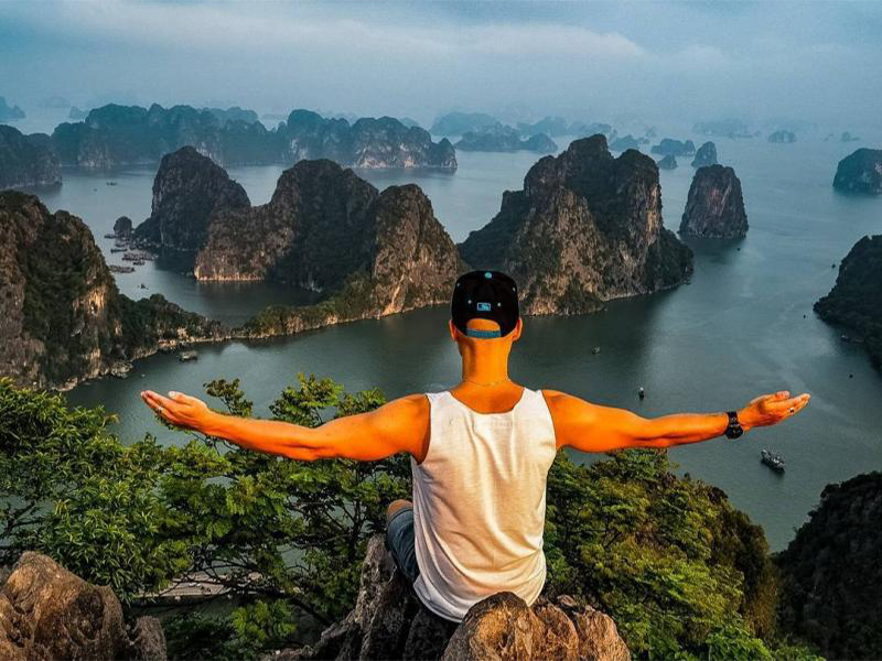 Thiên nhiên hùng vĩ từ đỉnh Núi Bài Thơ