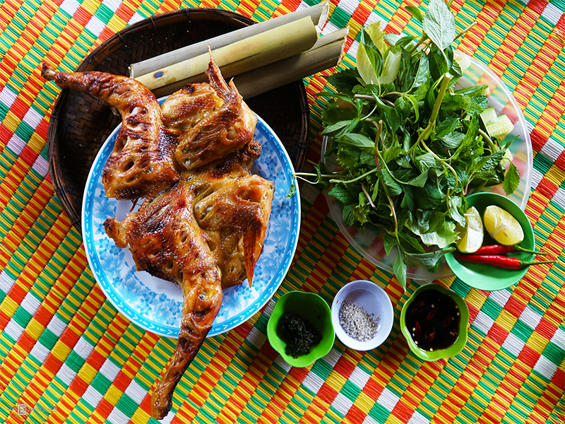 Gà nướng cơm lam Tà Đùng