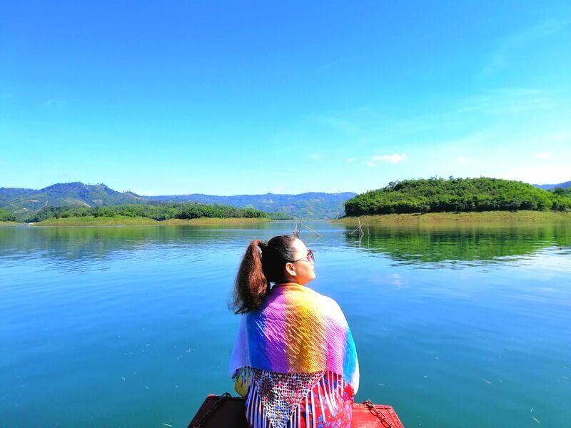 Đi thuyền trên Hồ Tà Đùng