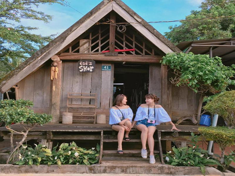Buôn văn hóa Ê-đê - Đắk Nông