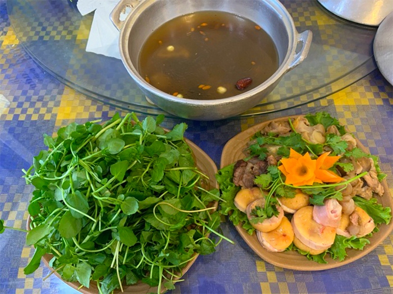 Thưởng thức món ngon tại Tà Đùng