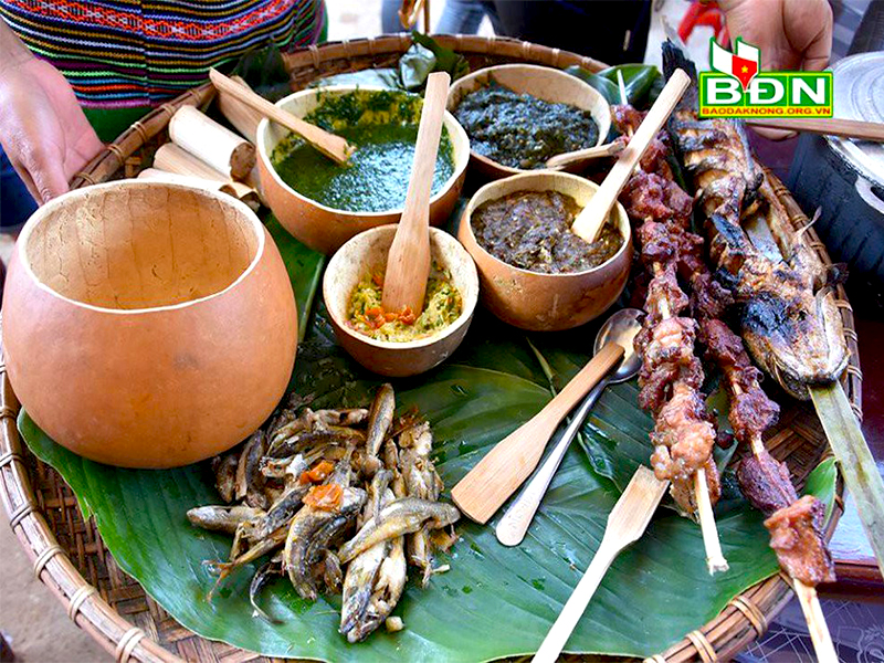 Cá suối kiến vàng bọc lá chuối nướng