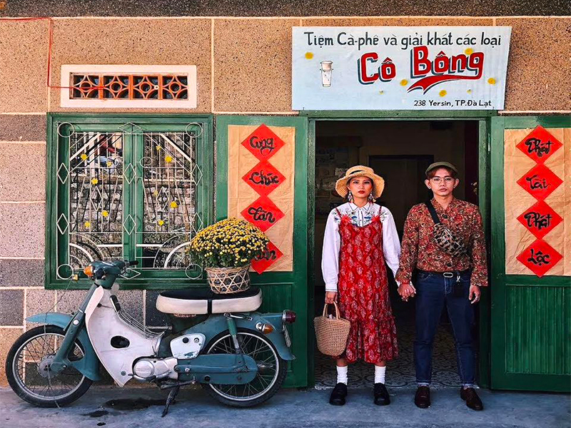 Tiệm cà phê Cô Bông