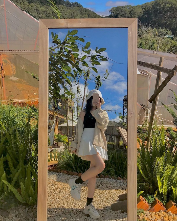 Chiếc gương đặt giữa khuôn viên quán thu hút nhiều bạn trẻ