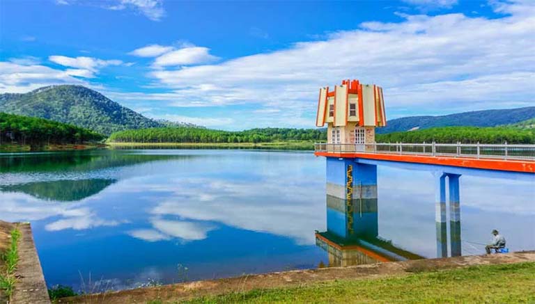 Hồ Tuyền Lâm giữa thành phố Đa Lạt xinh đẹp