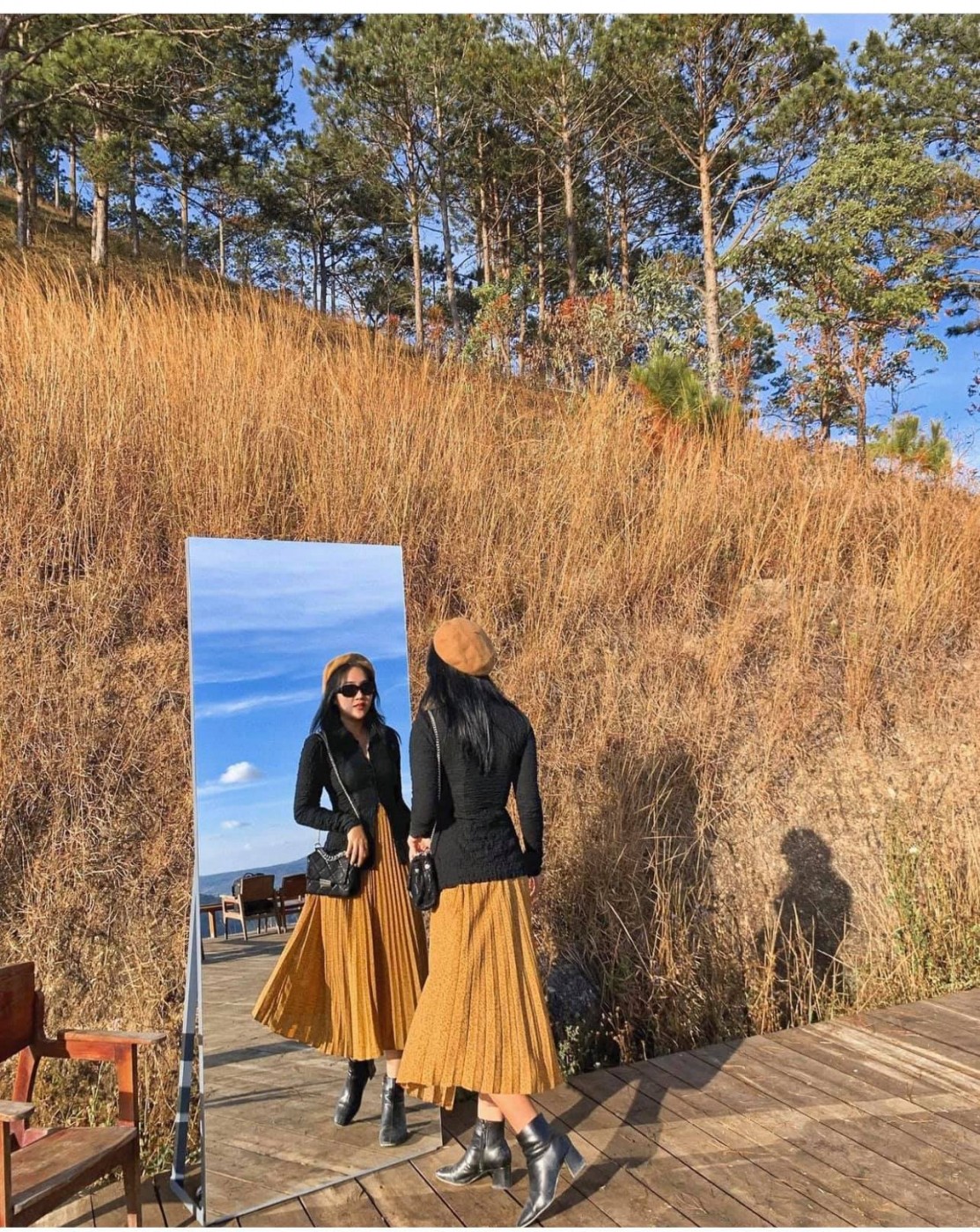 Góc sống ảo với gương cực nên thơ tại quán