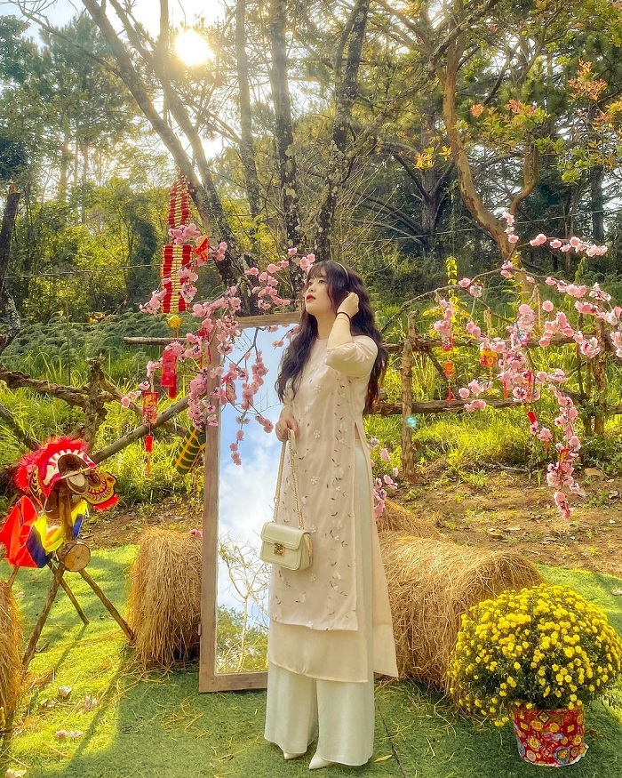 Góc sống ảo với gương tại quán